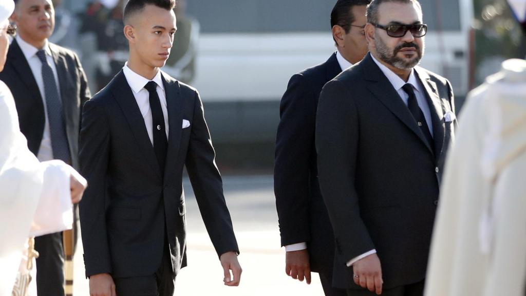 Moulay Hassan, detrás de su padre, el rey Mohamed VI, en Rabat en 2019.