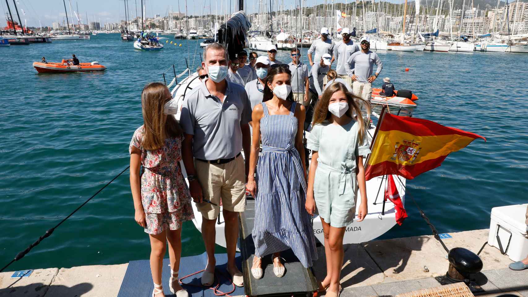 El rey Felipe recibe a sus hijas y a su esposa en el Club Náutico, durante sus vacaciones en Mallorca.