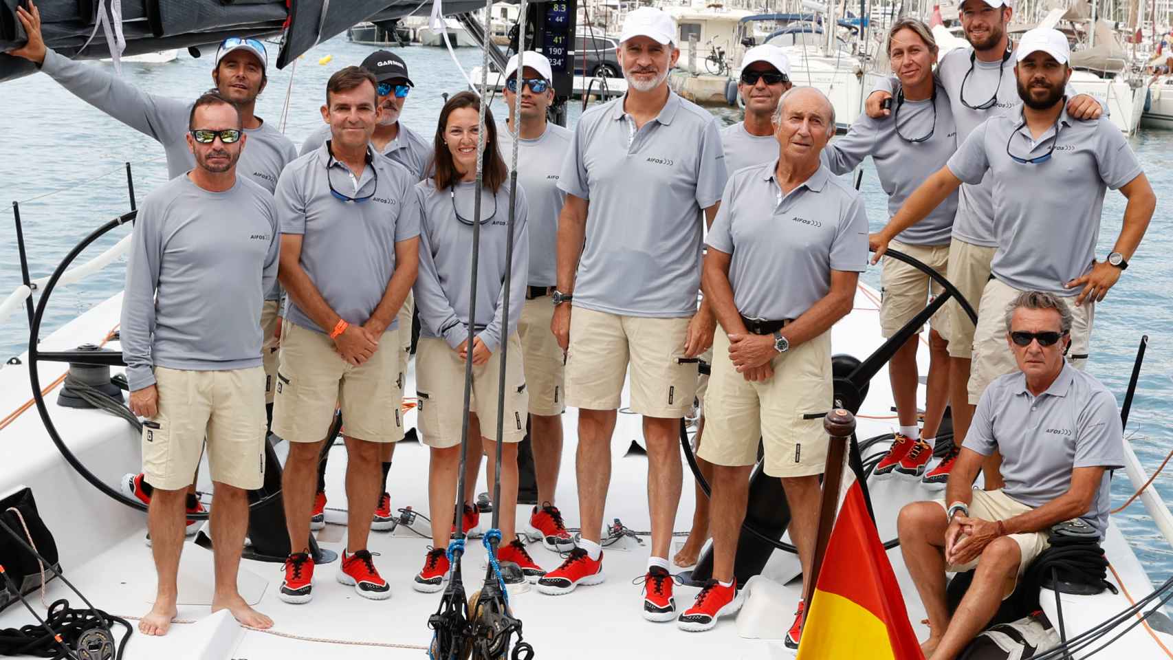 El rey Felipe con el equipo del 'Aifos 500',  el pasado agosto.