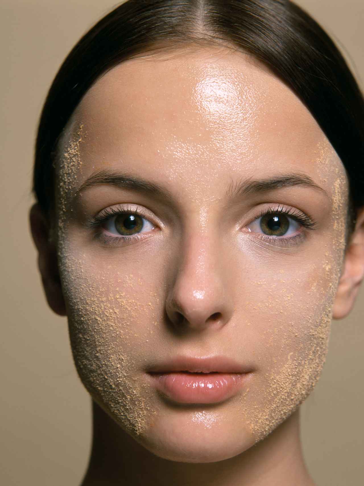 Hay una falsa creencia de que el 'peeling' borra el dorado de tu piel.