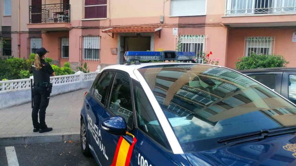 La Policía salva la vida a una mujer a la que encontró colgada del cuello con una cortina y detiene a su pareja.