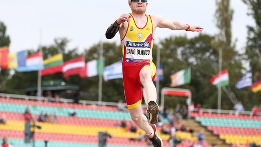 Iván Cano compite en Tokio 2020 dentro de la prueba de salto de longitud T13.