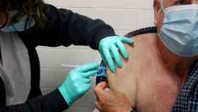 Un hombre recibe la vacuna contra la Covid-19