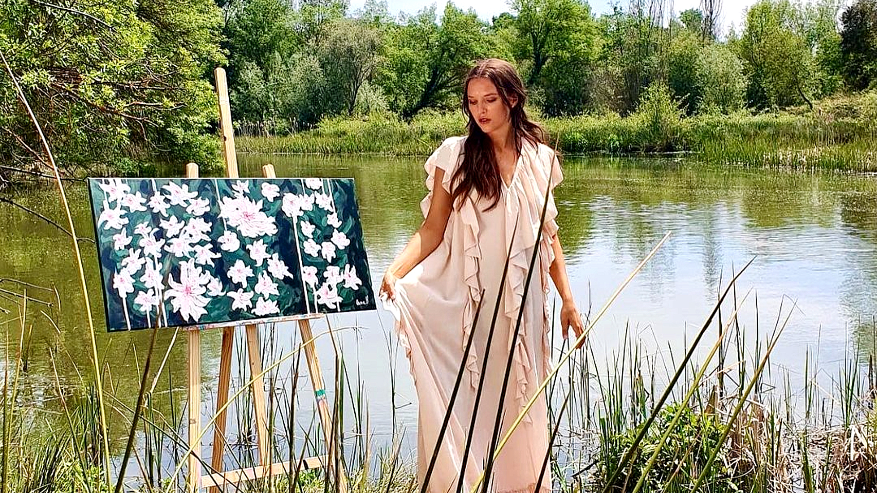 Anna Barrachina junto a su obra 'BRAVE' | Foto: IG @anna.barrachina.paintings