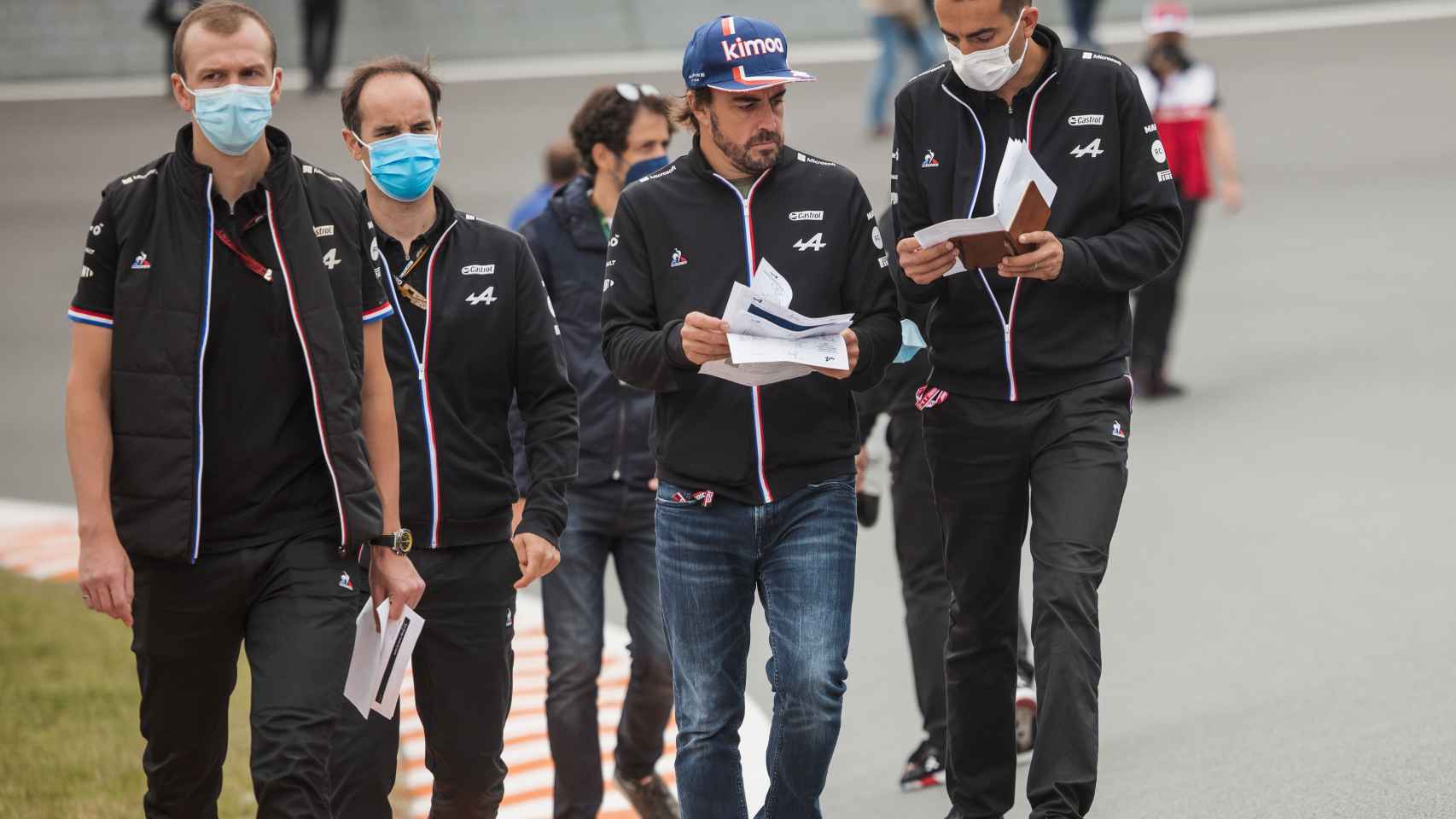 Fernando Alonso reconociendo el circuito de Zandvoort en Países Bajos