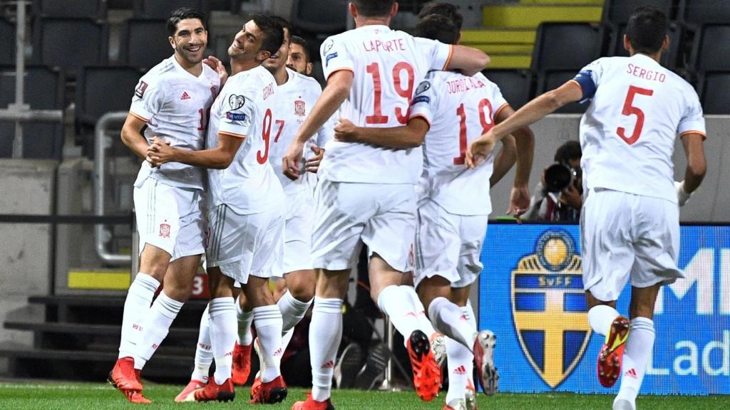 Los jugadores de la selección española celebran el gol de Carlos Soler