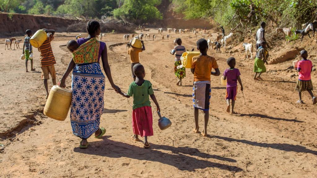 Las mujeres y los niños son los encargados de recoger agua a pie.