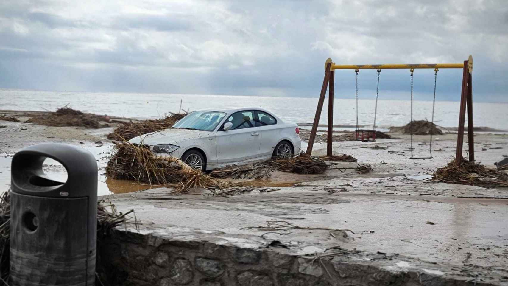 Un BMW arrastrado a la Playa de Poniente por la tromba de agua caída en Águilas.