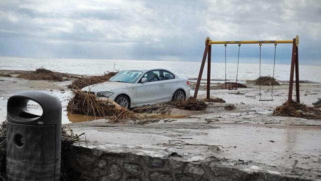 Un BMW arrastrado a la Playa de Poniente por la tromba de agua caída en Águilas.