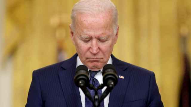 Biden, en gesto de duelo por los militares estadounidenses asesinados en Kabul.