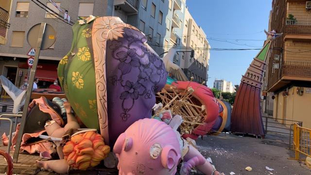 Falla El Charco de Catarroja, derrumbada por el diluvio. EE