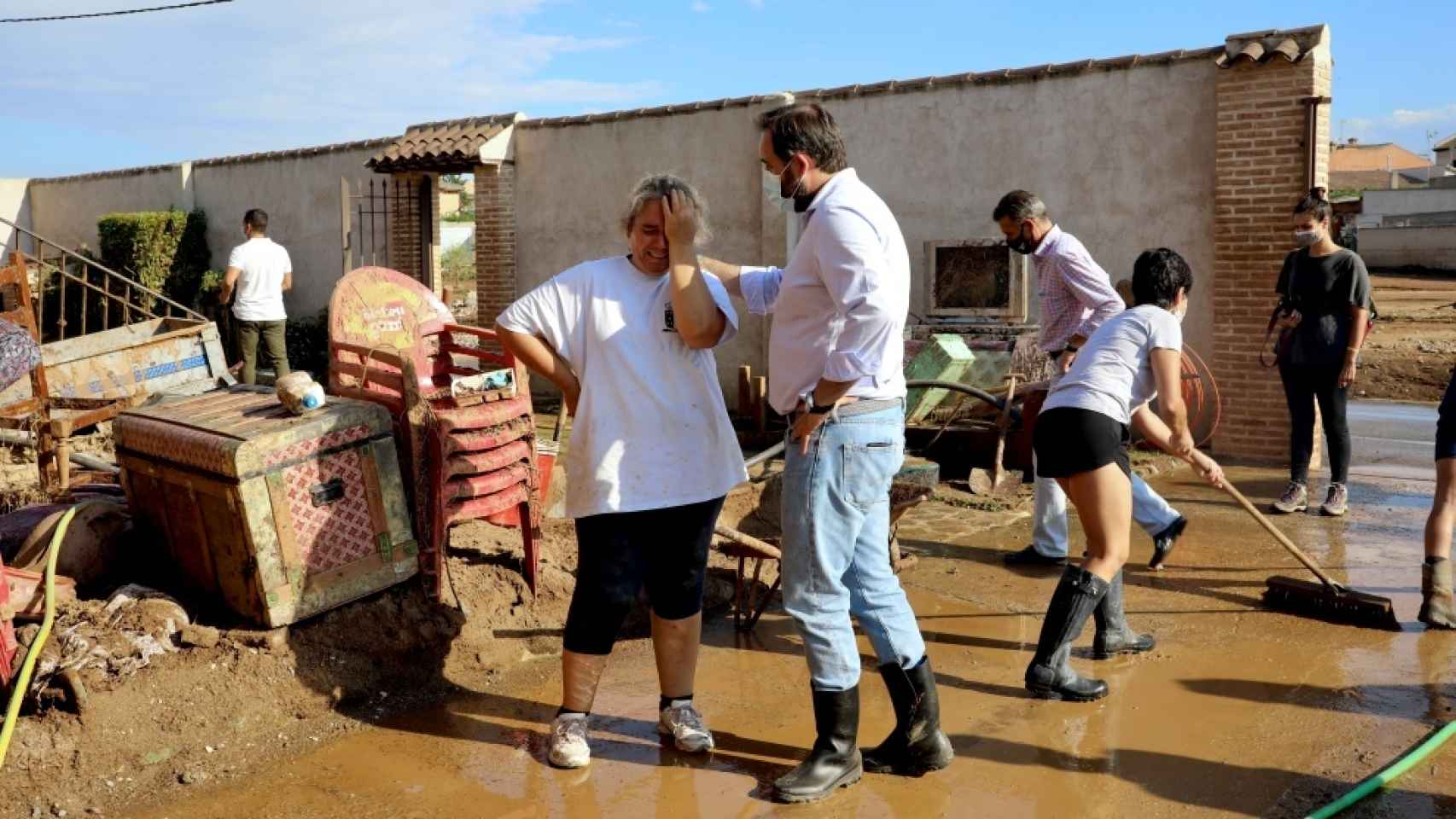 Paco Núñez consolando a una mujer afectada por las inundaciones