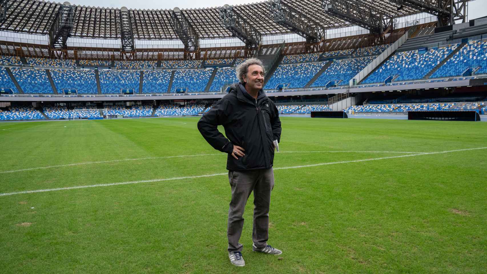 Paolo Sorrentino durante el rodaje de 'Fue la mano de Dios', en el estadio del SCC Nápoles.