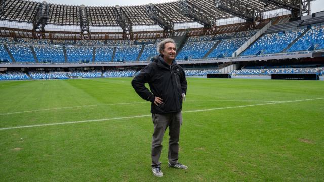 Paolo Sorrentino durante el rodaje de la película de Netflix 'Fue la mano de Dios', en el estadio del SCC Nápoles.