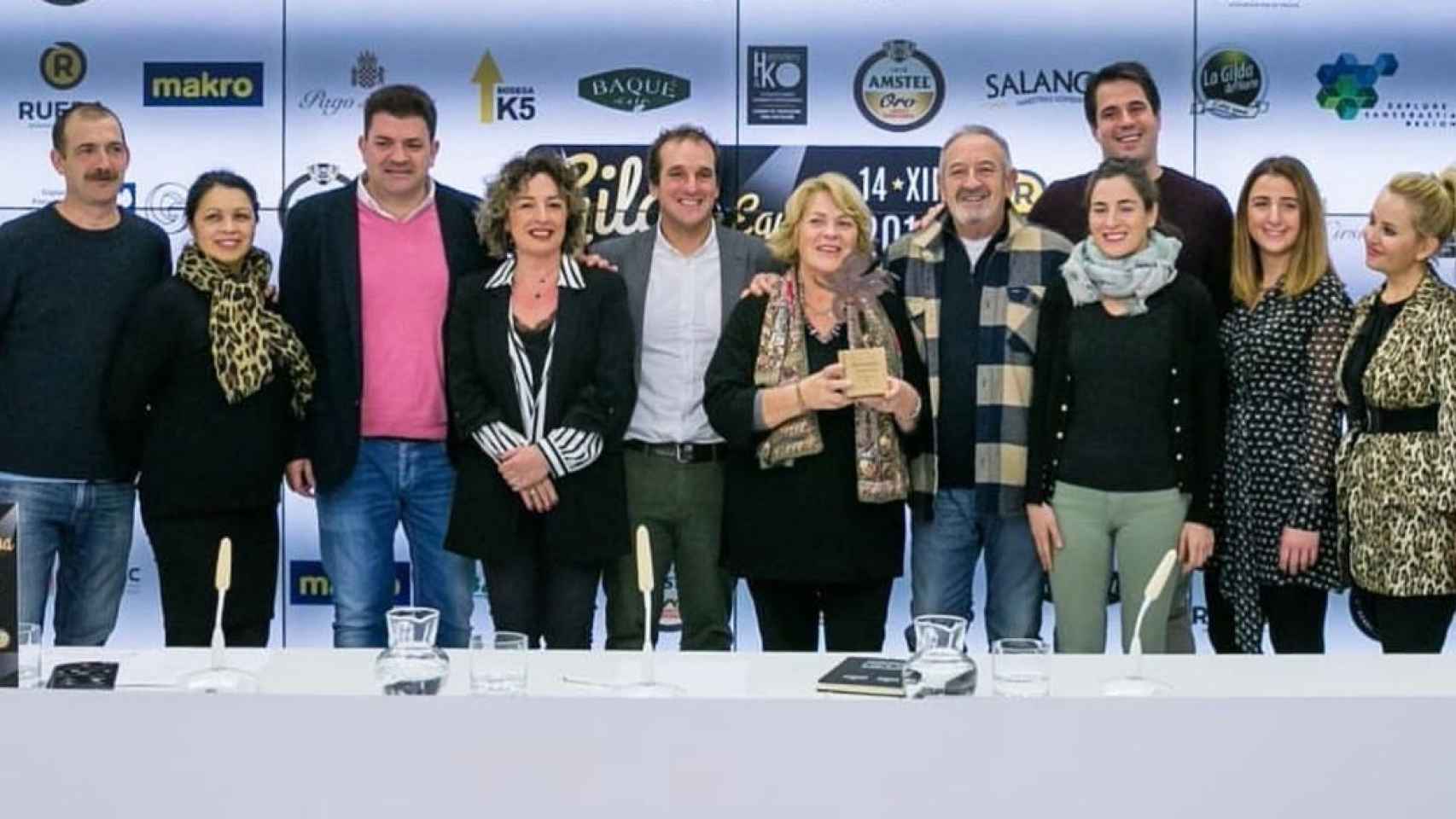 María Luisa Ameztoy y Karlos Arguiñano, en el centro, junto a sus siete hijos, nombrados embajadores del Gilda Eguna 2019.