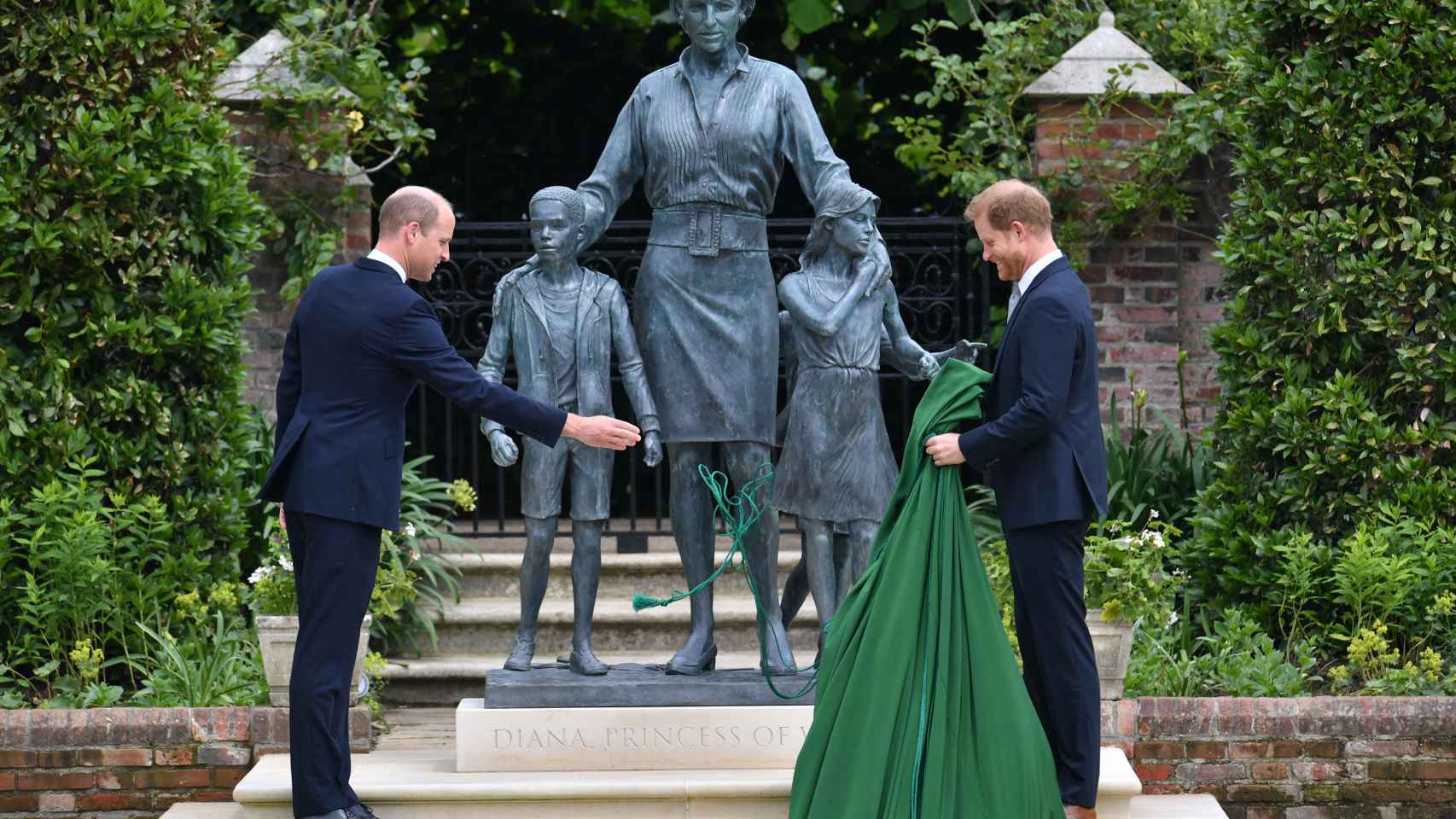 El príncipe Guillermo y el príncipe Harry durante el descubrimiento de la estatua de su madre, la princesa Diana de Gales.