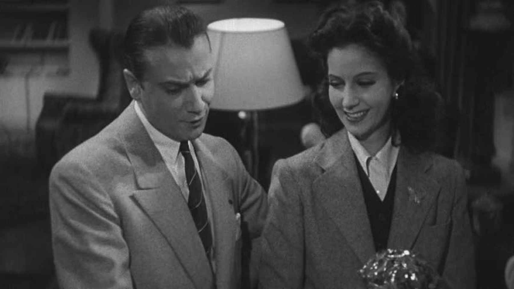 Fotograma de la película 'Nada' (1947), con Fosco Guiachetti y Conchita Montes.