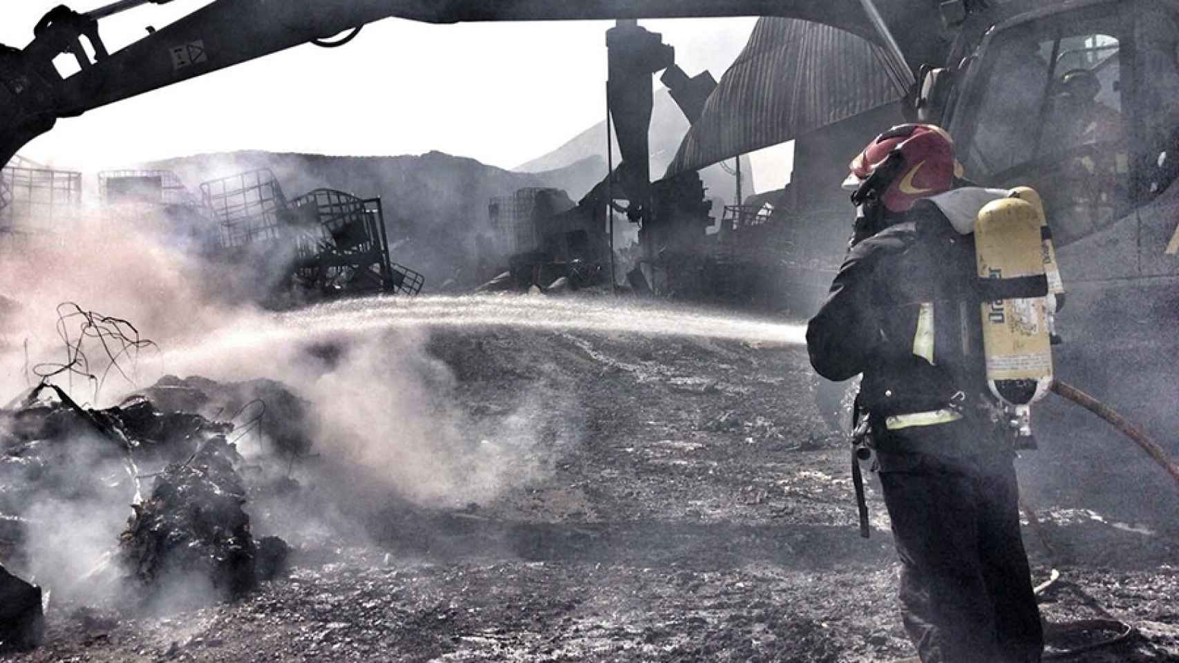 Un bombero trabajando durante el incendio de Chiloeches. Imagen de archivo.