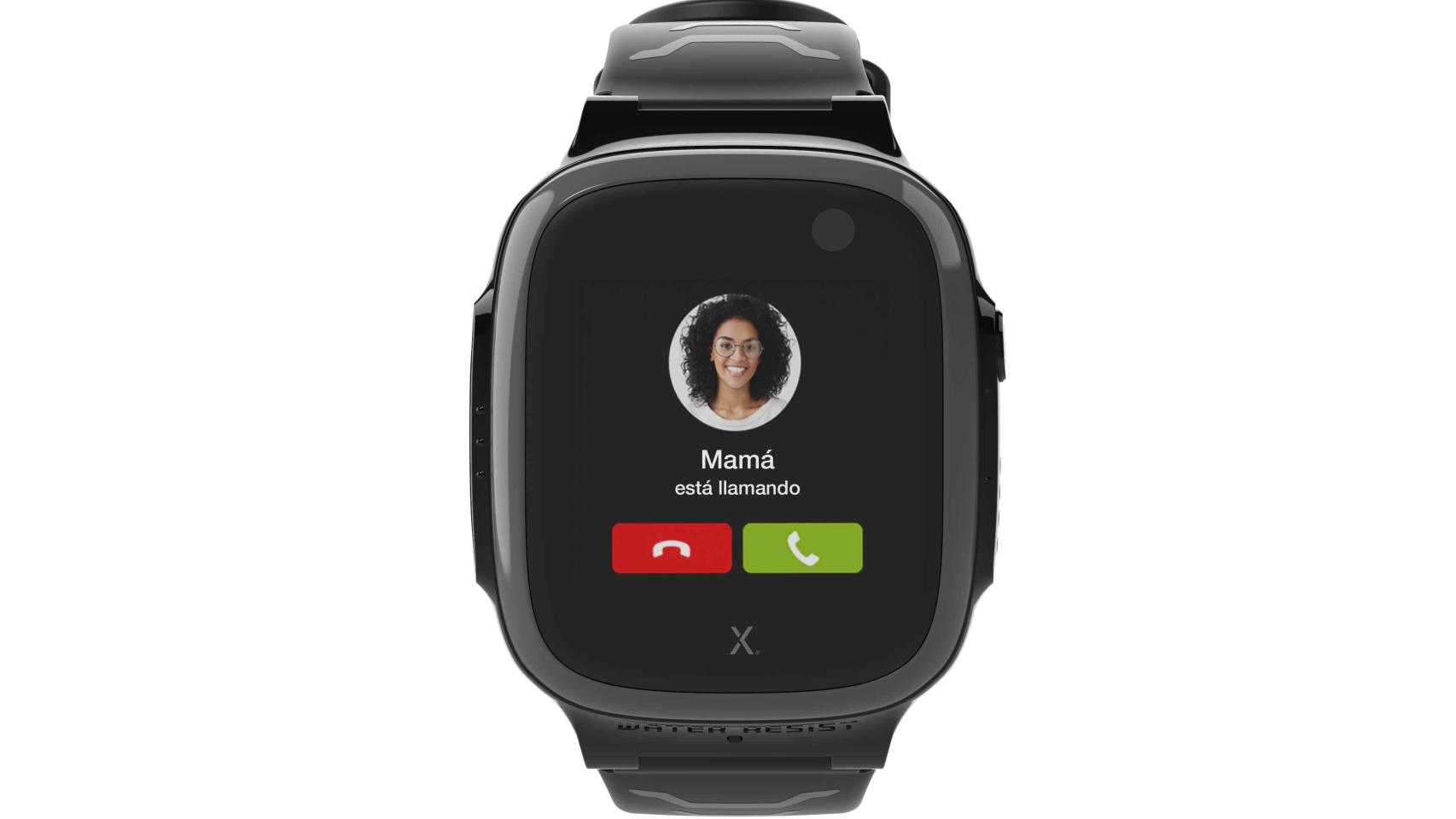 El X5 Play es un teléfono móvil en forma de reloj que comunica a los padres con los hijos a través de llamadas y mensajes con los contactos autorizados, sin acceso a Internet ni redes sociales.