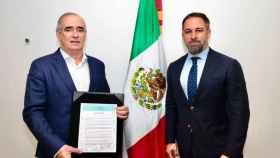 El líder de los senadores del PAN, Julen Rementería, junto a Santiago Abascal (Vox) en México.