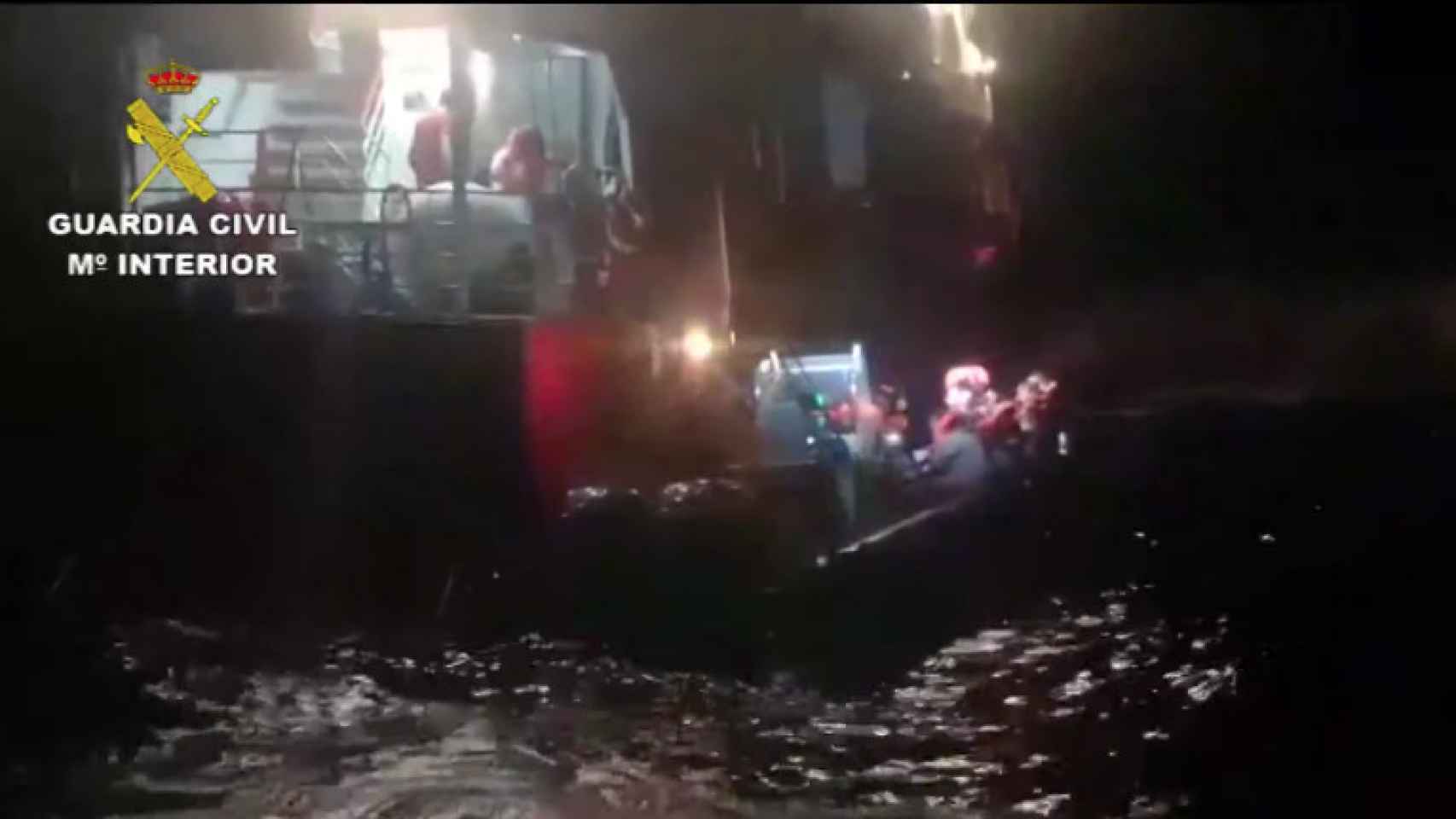 Misión nocturna para rescatar a los pasajeros del ferry FRS.