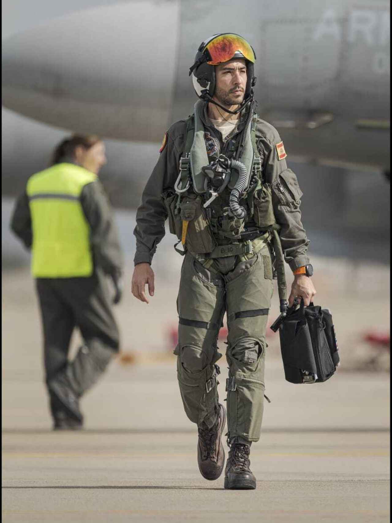 López Montoya, teniente y piloto de Harrier de la Armada.