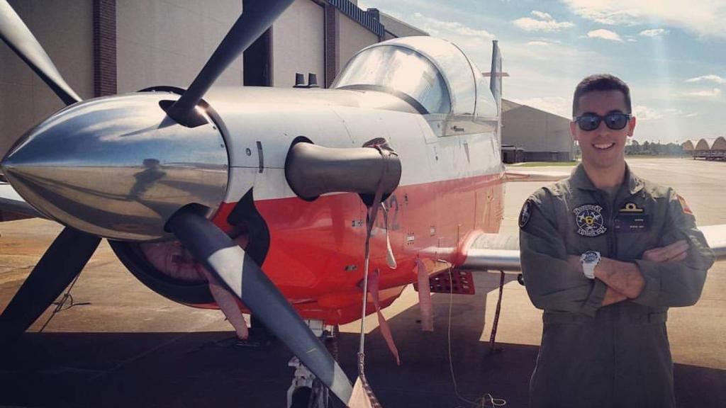 Imagen del piloto durante su instrucción en Estados Unidos.