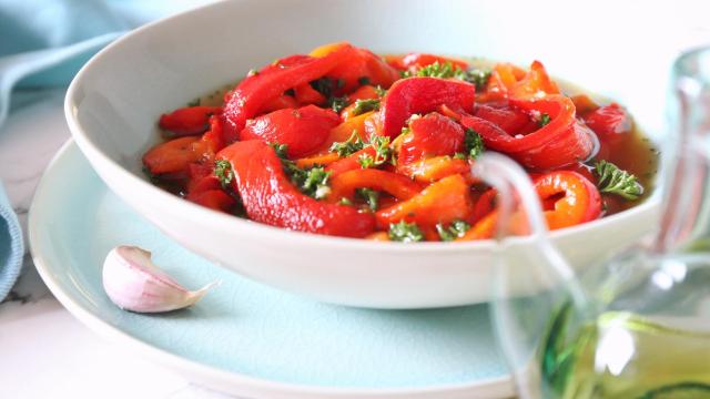 Una ensalada con pimientos rojos asados.