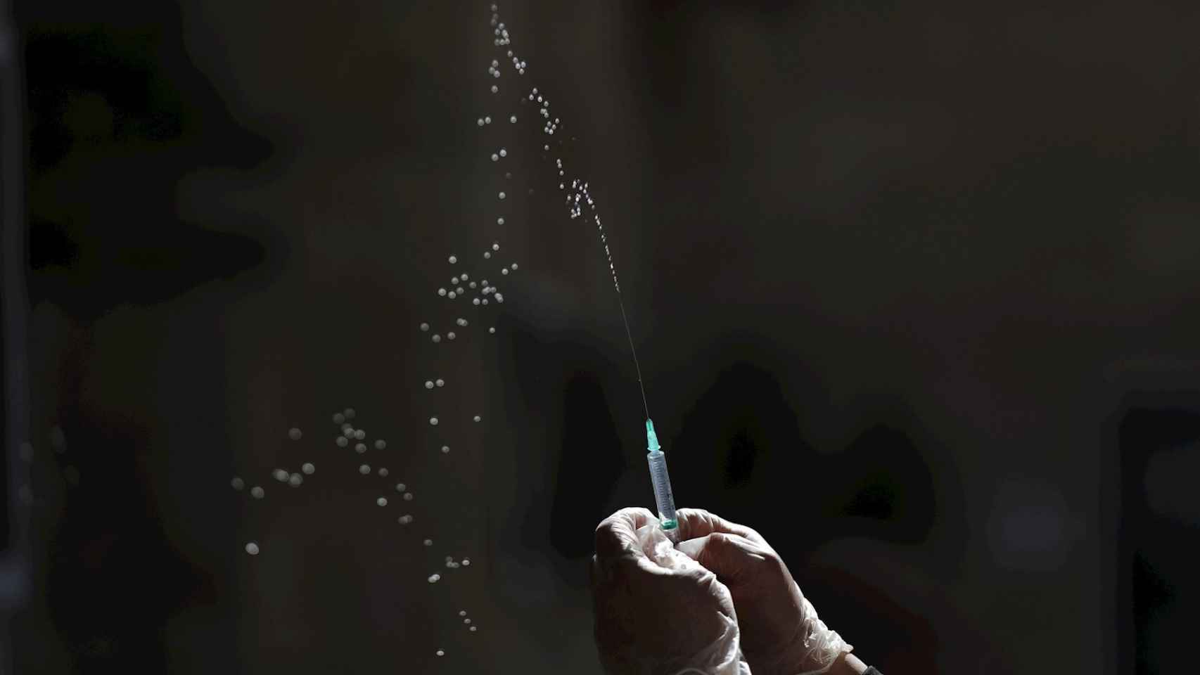 Una enfermera prepara una dosis de vacuna contra la covid-19 este miércoles en Jerusalén. EFE/Abir Sultan