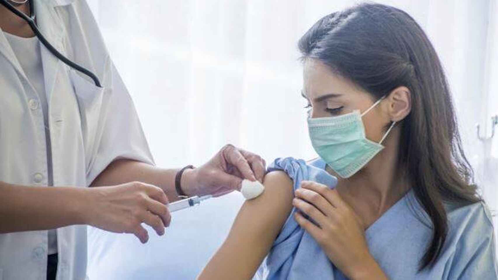 Una mujer es inoculada con una vacuna contra la Covid-19.