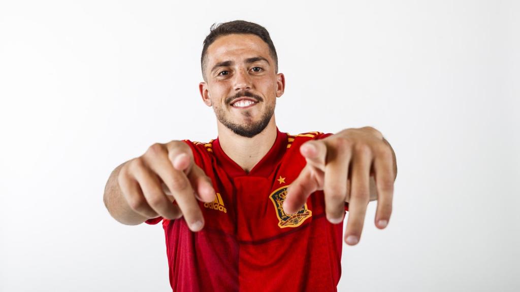 Pablo Fornals luce la nueva camiseta de España