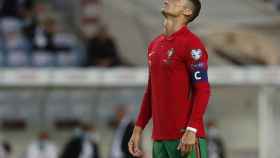 Cristiano Ronaldo concentrado antes de realizar un lanzamiento con Portugal
