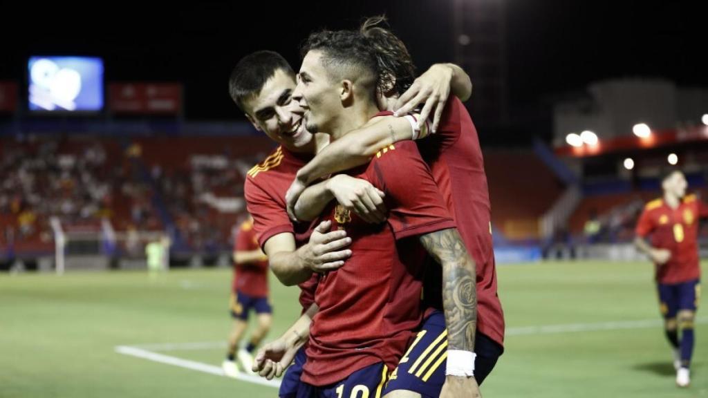 La selección española sub21 celebra un gol ante Rusia