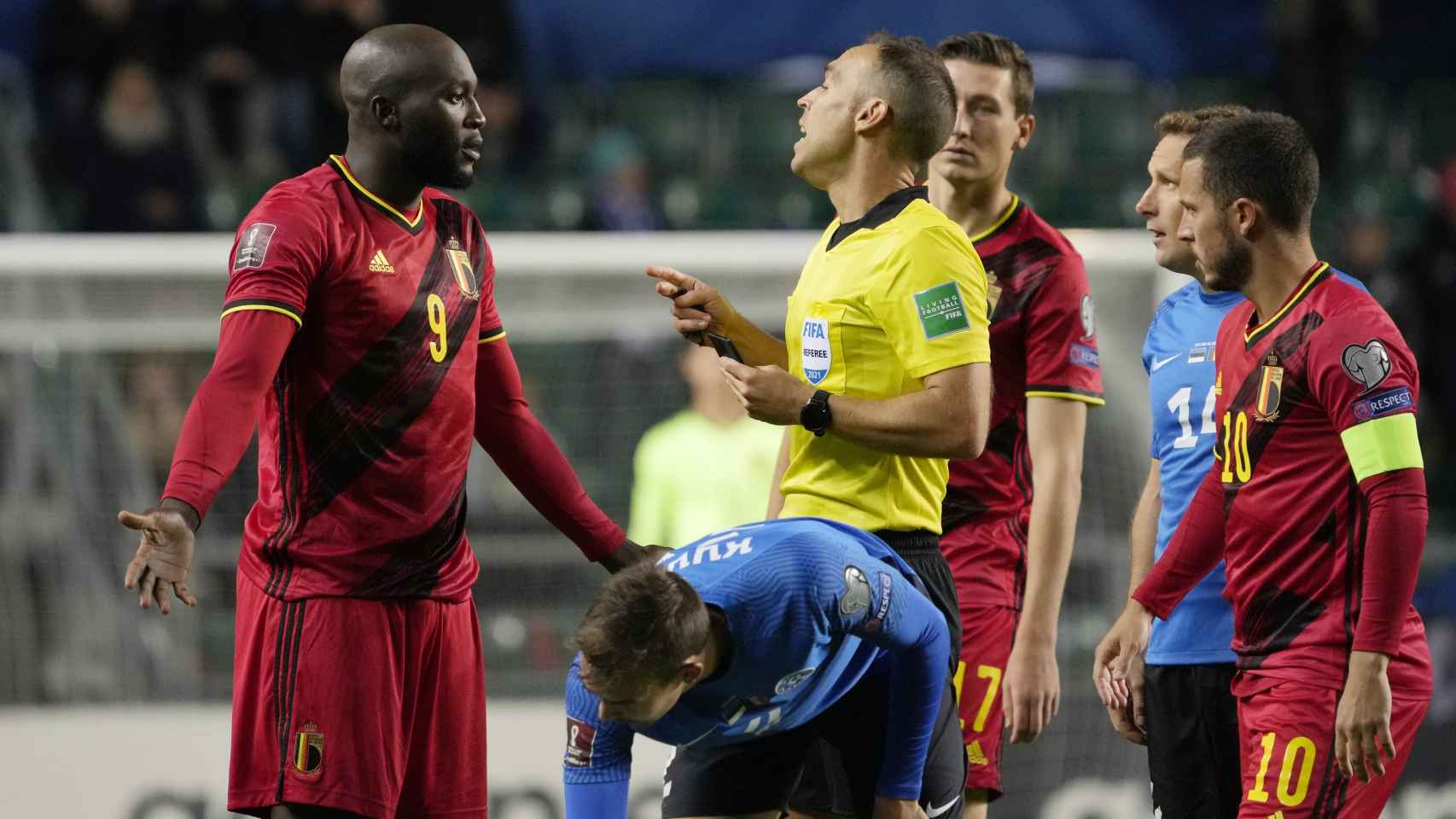 Hazard y Lukaku protestan al árbitro