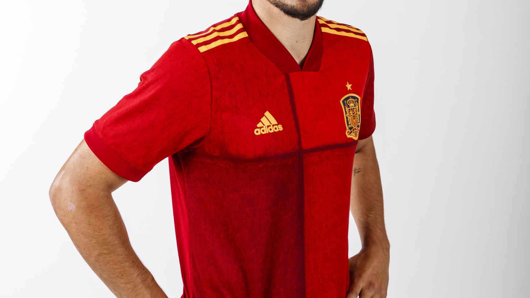 Pablo Fornals posa con la nueva camiseta de la Selección