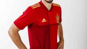 Pablo Fornals posa con la nueva camiseta de la Selección