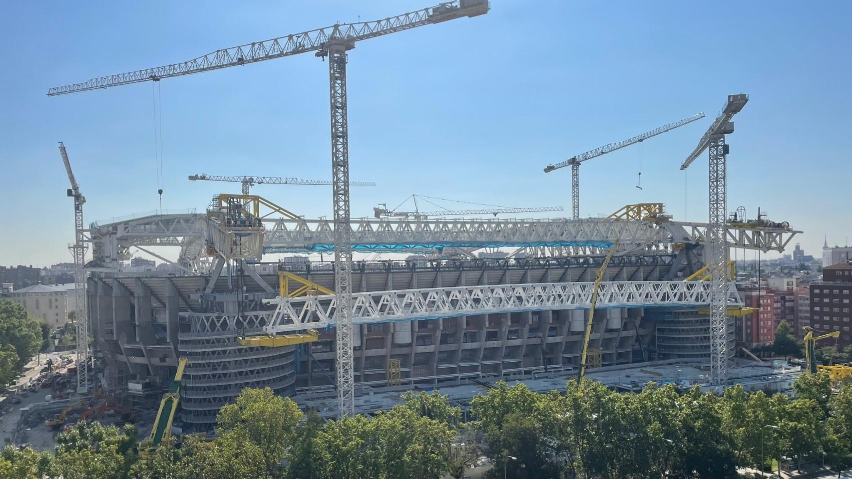 La última cercha del Nuevo Santiago Bernabéu, durante su izado