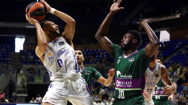 Hanga lanzando a canasta en el Unicaja - Real Madrid