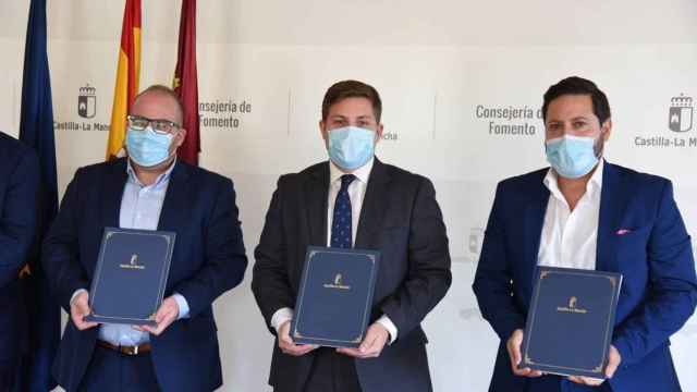 El consejero de Fomento, Nacho Hernando, ha firmado el convenio del ASTRA de Brihuega y Torija con los alcaldes de las dos localidades