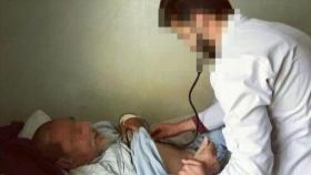 El joven afgano Su. atendiendo a un paciente.