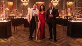 Dwayne Johnson,  Ryan Reynolds y Gal Gadot son las estrellas de la película de acción de Netflix 'Alerta Roja'.
