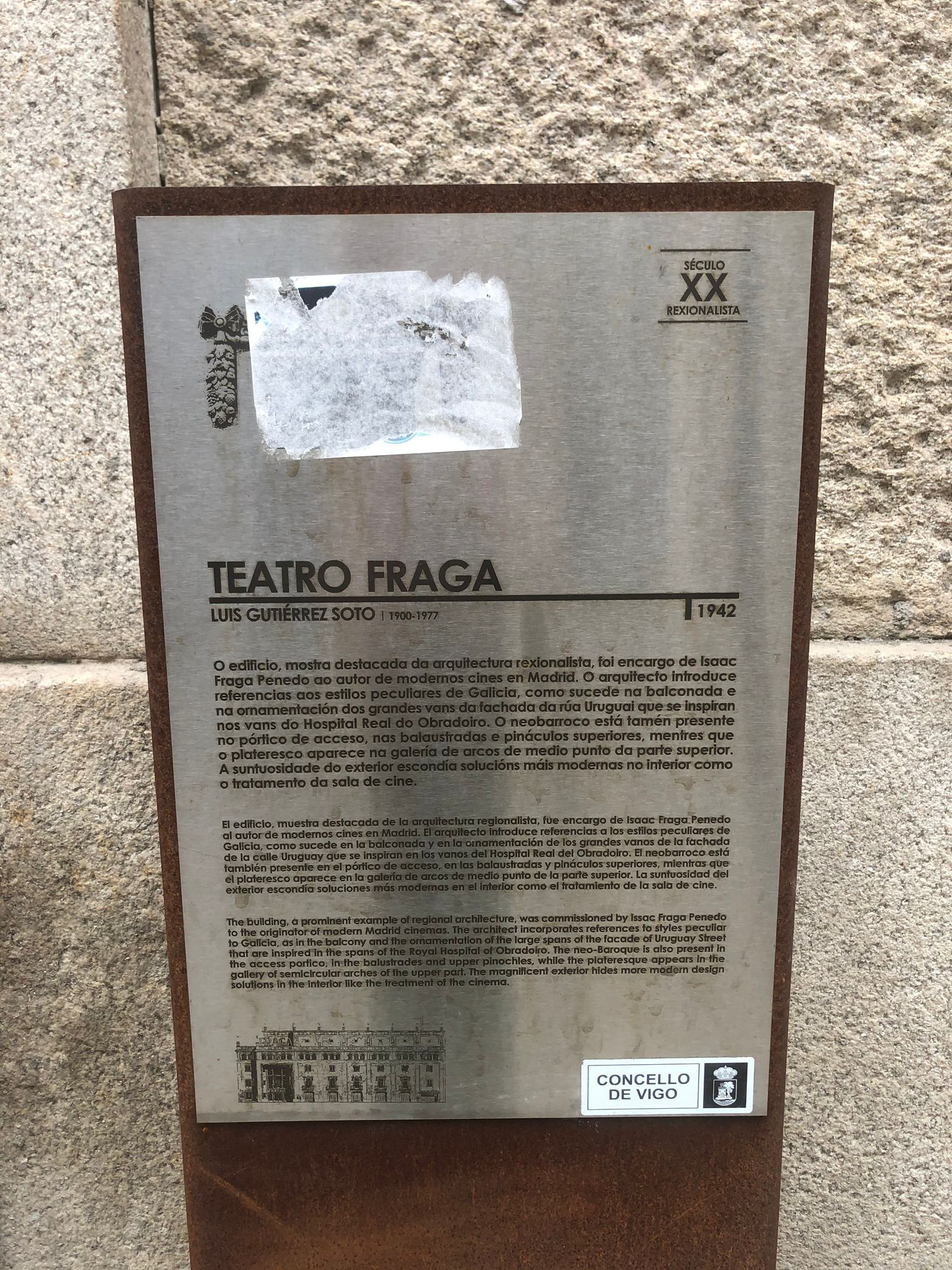 Placa explicativa sobre el edificio.