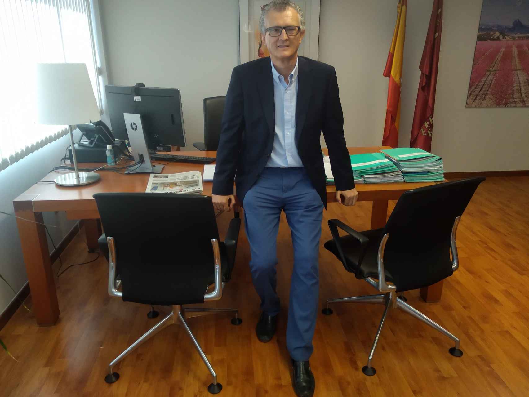El consejero Pedreño, en su despacho, en la sede de la Consejería de Salud de Murcia.