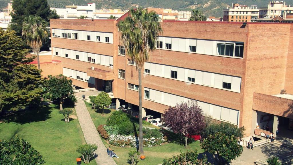 El aparcamiento de la Facultad de Económicas de la Universidad es, quién lo podría imaginar, una zona de cancaneo.