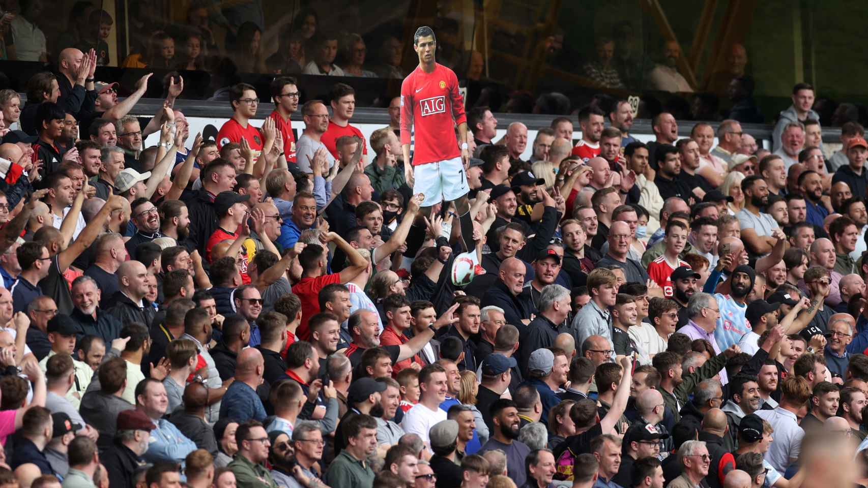 Aficionados de Manchester United con una figura de Cristiano Ronaldo