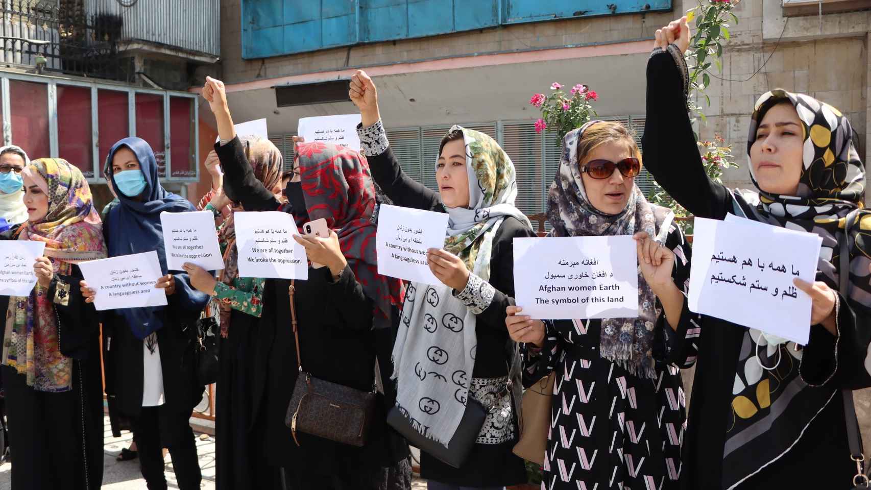 Mujeres afganas protestando por los derechos de la mujeres en Kabul.