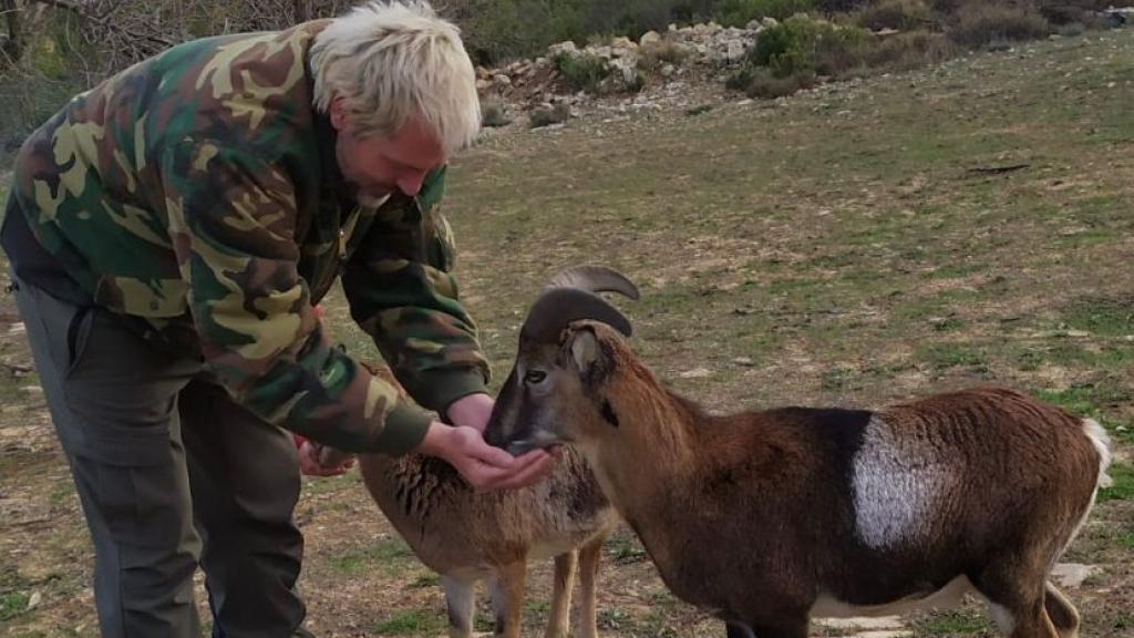 Cañizares con sus animales en su finca.