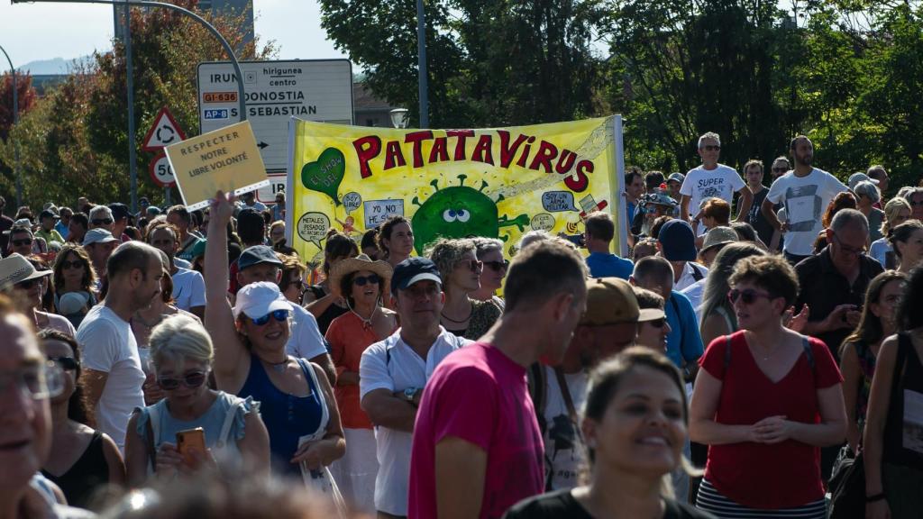 Manifestantes negacionistas de la Covid en Irún.