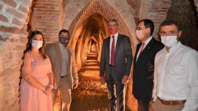 Dos cuevas del siglo XV para el nuevo Museo del Vino de Méntrida que ha inaugurado el presidente de la Diputación, Álvaro Gutiérrez.