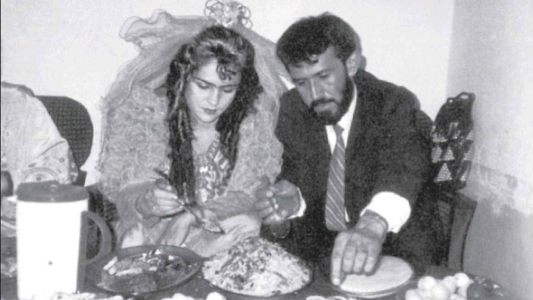 Fawzia y Hamid durante su boda en una foto extraída de su autobiografía 'Letters to my daughters'.